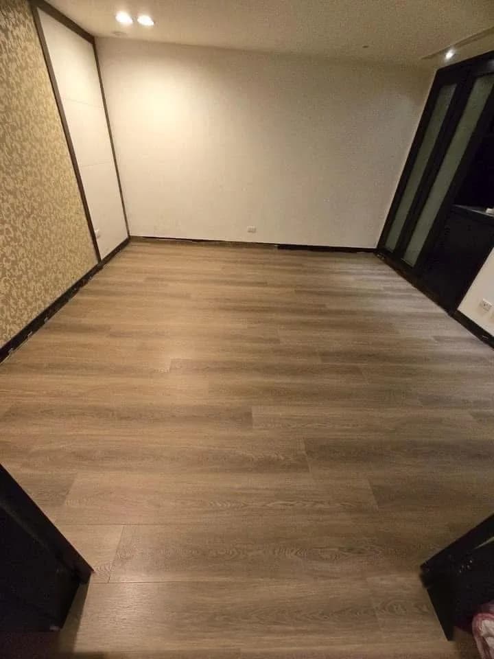 深色木紋石晶地板鋪設於臥室